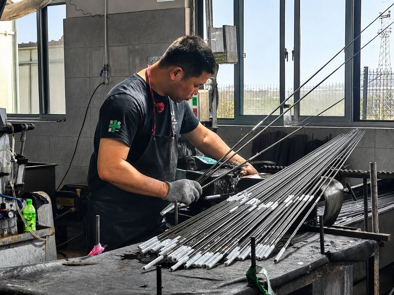 Wet sanding and surface finishing of carbon fishing rod blanks Wet sanding and surface finishing of carbon fishing rod blanks